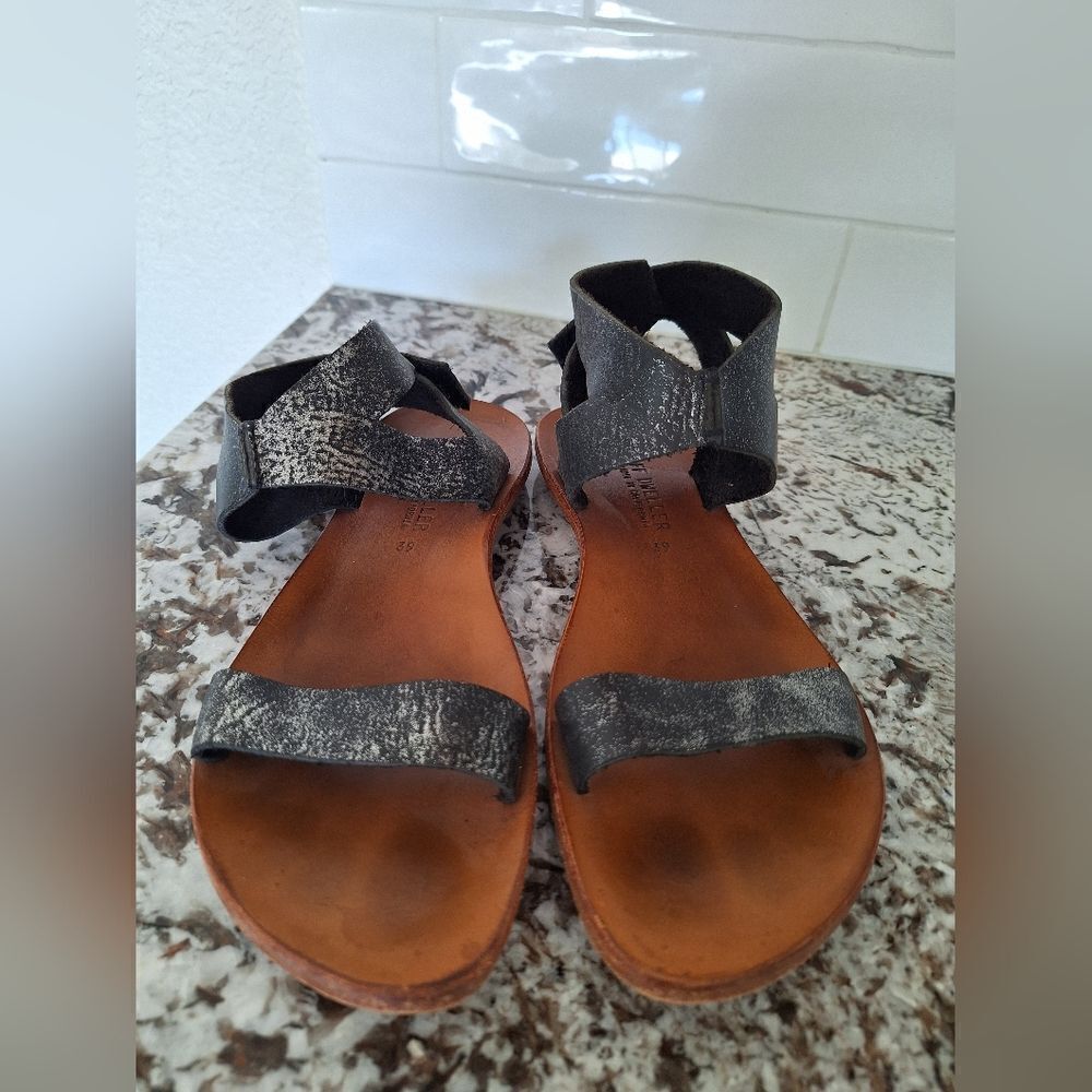 Cliff Dweller  Womens Black Metallic Strap Sandals